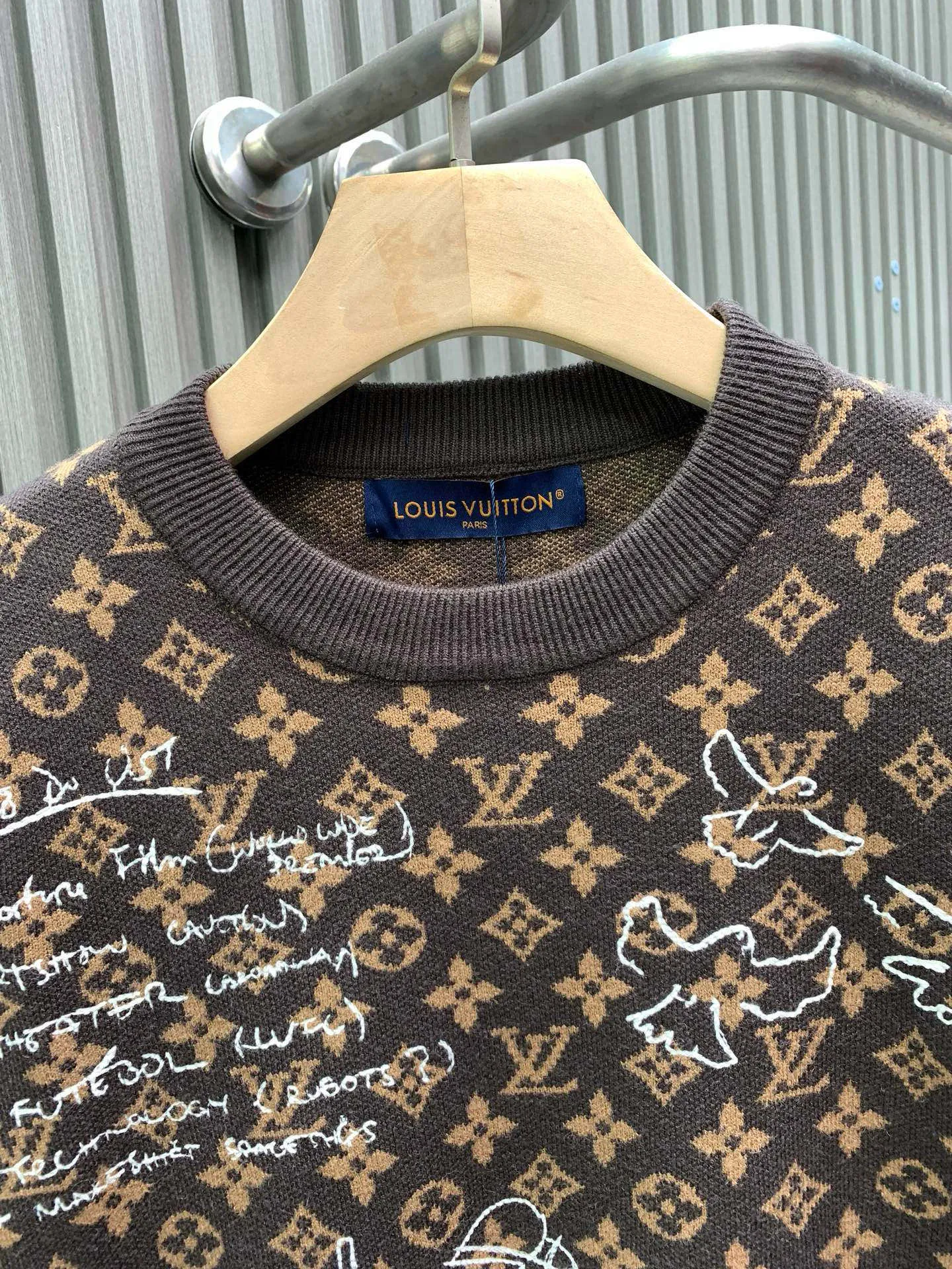 🅿️480 🀄️ Louis Vuitton 𝗟𝗢𝗨𝗜𝗦 𝗩𝗨𝗜𝗧𝗧𝗢𝗡 𝗠𝗢𝗡𝗢𝗚𝗥𝗔𝗠 embroidered sheep wool crew neck shirt The material, color and embroidery of Wang Zha's show are all about difficulty. What we made can definitely be compared with ZP. It is 100% refined imitation sheep wool. It feels soft and skin-friendly. It does not shrink and can be machine washed and anti-pilling. Two-color sesame dot craft. The most difficult part is the wool yarn embroidery craft. The yarn was customized for more than a month. The whole body embroidery required laser positioning. The single piece was embroidered in counter-position splicing. Each pattern was drawn and adjusted several times, and the entire pattern was symmetrical. It really takes ingenuity to pick out these details. The brown shooting light is warm brown in real life. It is unparalleled. You must buy it~👍